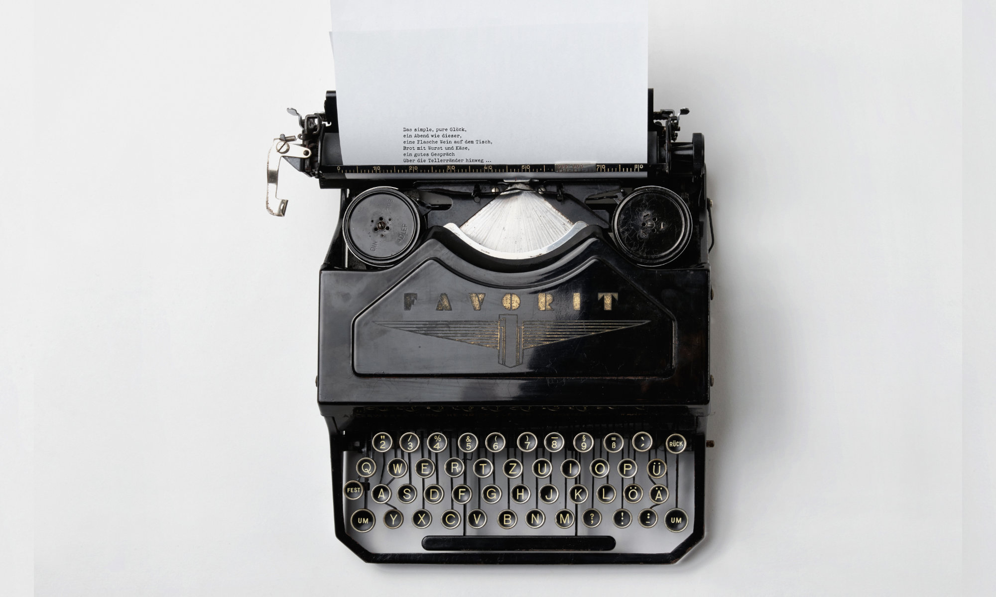 Alte Schreibmaschine mit eingespanntem Papier und Text.